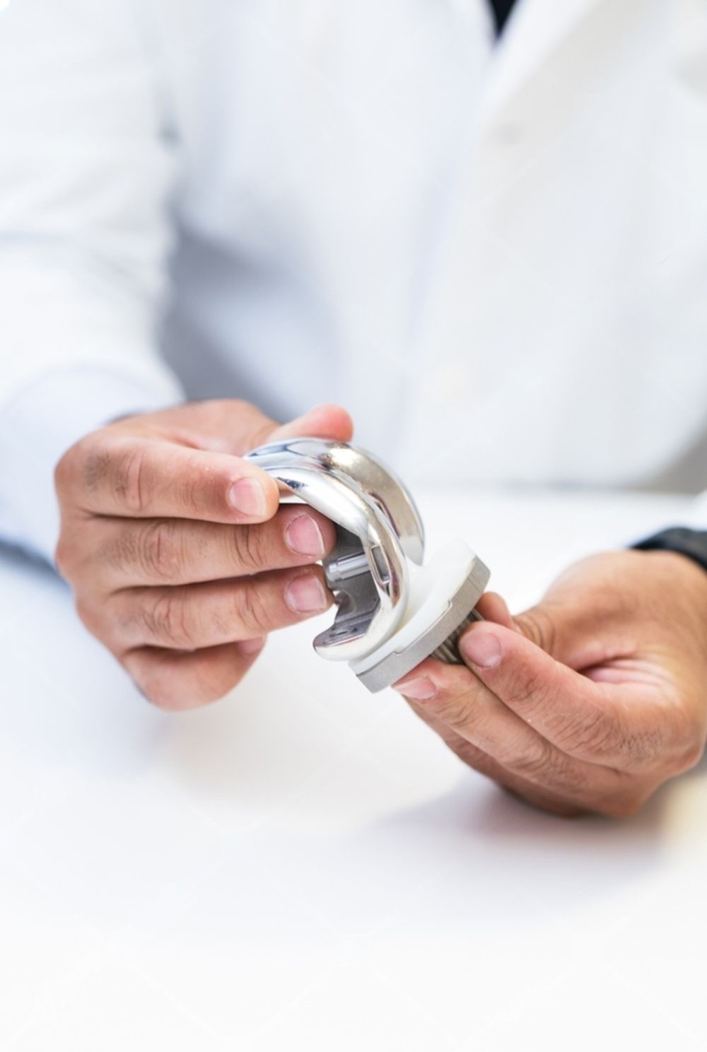 Prothèse de genou sur modèle anatomique